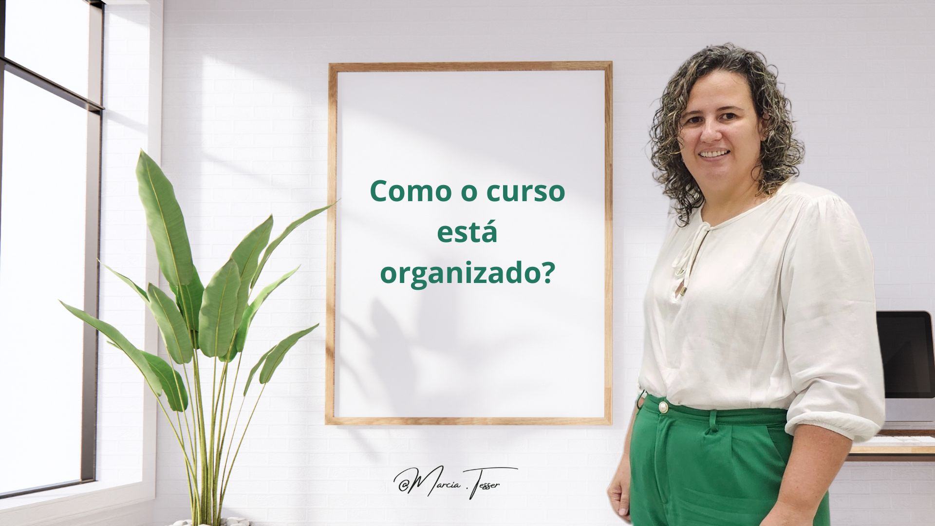 Imagem de um escritório com um quadro escrito como este curso será avaliado, a professora em pé e uma planta decorativa