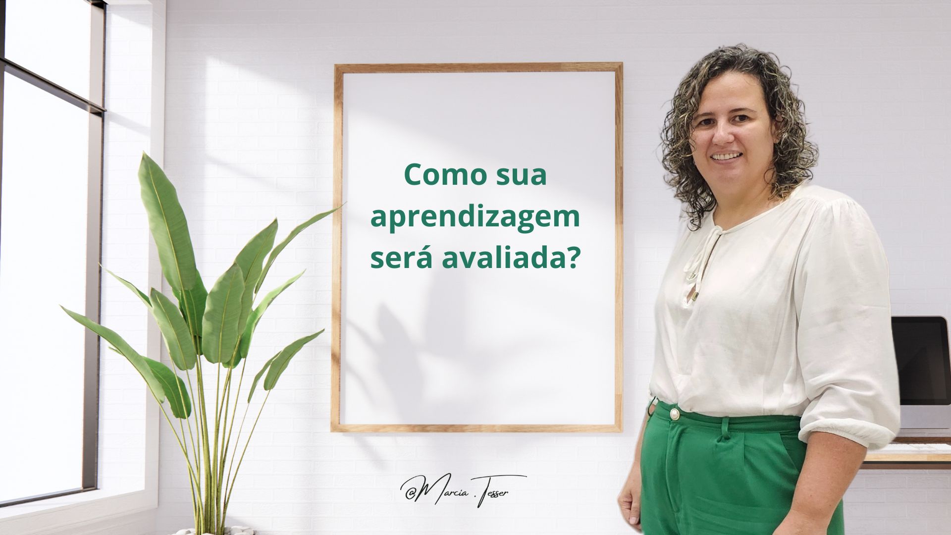 Imagem de um escritório com um quadro escrito como sua aprendizagem será avaliada, a professora em pé e uma planta decorativa